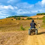 Camping Mobil-home Confortable Avec Terrasse Pour 4 Personnes - Api-1-52-831 *