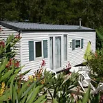 Mobil-home Confortable Avec Terrasse Pour 4 Personnes - Api-1-52-831 Camping