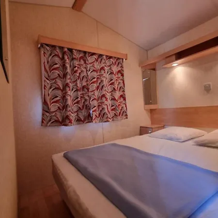 Mobil-home Confortable Avec Terrasse Pour 4 Personnes - Api-1-52-831 キャンプ場