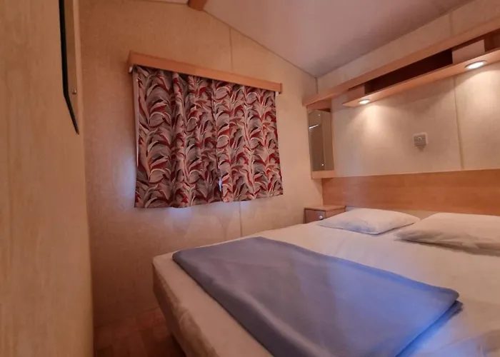 Mobil-home Confortable Avec Terrasse Pour 4 Personnes - Api-1-52-831 キャンプ場