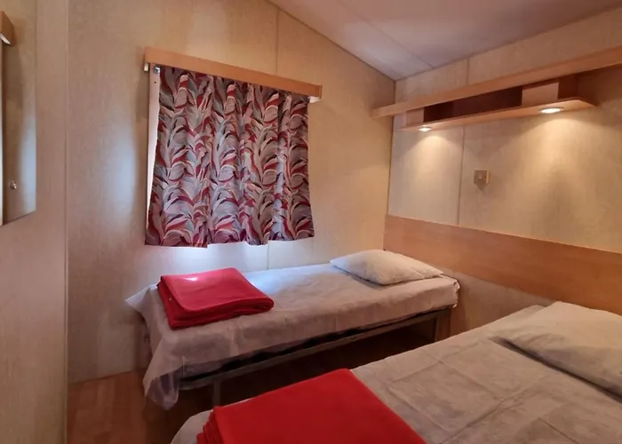 مكان تخييم Mobil-home Confortable Avec Terrasse Pour 4 Personnes - Api-1-52-831 *